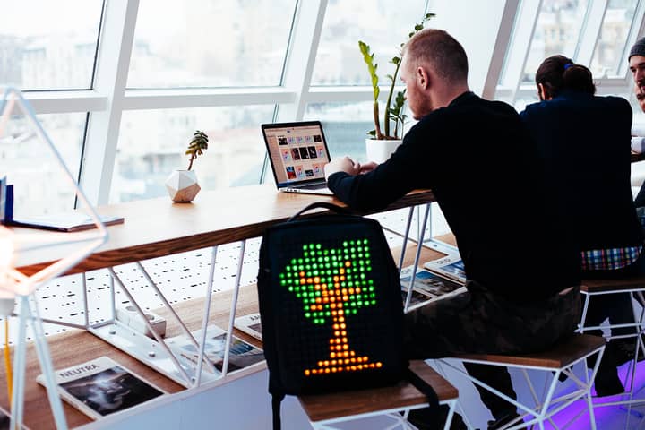 Рюкзак с широкоформатным интерактивным LED-экраном